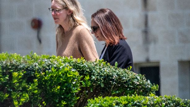 Theranos: Elizabeth Holmes si presenta in carcere per l’inizio della pena