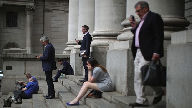 Borsa Milano in rosso, banche cadono dopo stress test farsa