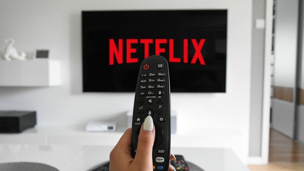 Trimestrali Netflix, boom di abbonamenti. Arriva anche l’annuncio di un aumento dei prezzi