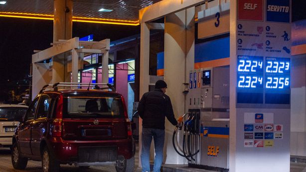 Rincari sui carburanti: preoccupa l’embargo sul petrolio russo