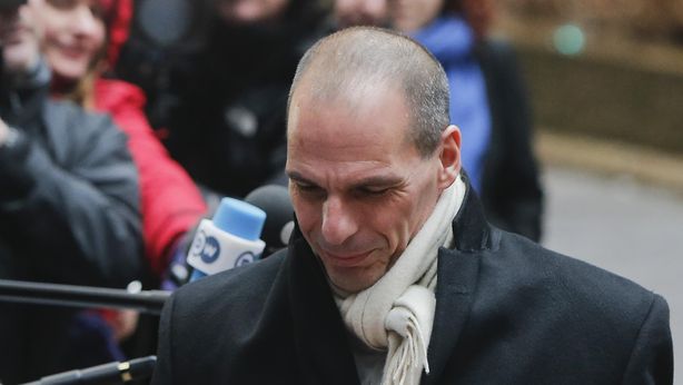 Bce alza limite fondi per banche greche. Ma Varoufakis dice: “ci sta asfissiando”