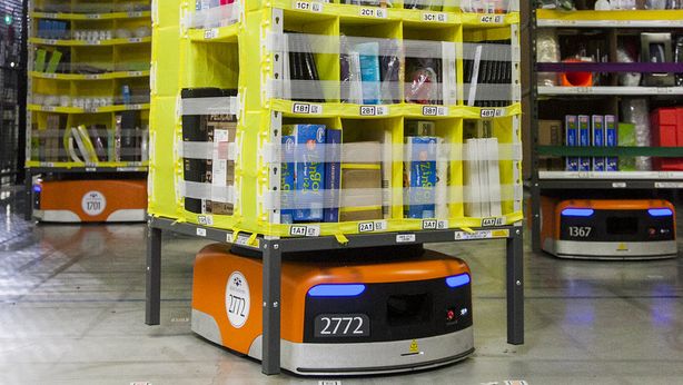 Nuova tegola per Amazon: Moody’s taglia outlook sul debito