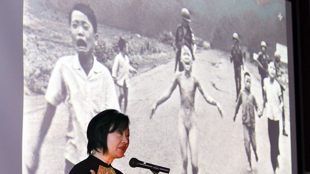 Facebook e abuso potere. Oscura bambina vietnamita sotto napalm: è nuda