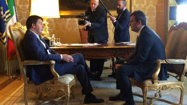 Renzi difende la politica degli 80 euro, “sarà confermata anche nei prossimi anni”