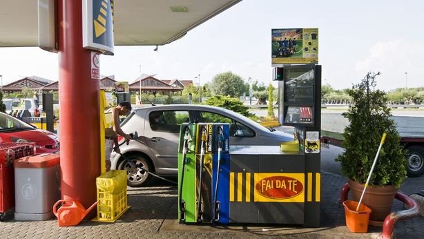 Carburanti, continua a scendere il prezzo alla pompa