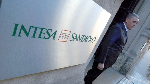 Intesa Sanpaolo, utili trimestrali meglio delle attese ma taglia stime per 2022