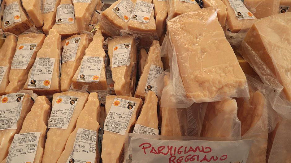 Stop al Parmesan: governo vuole bloccare il Ceta, Ue infuriata