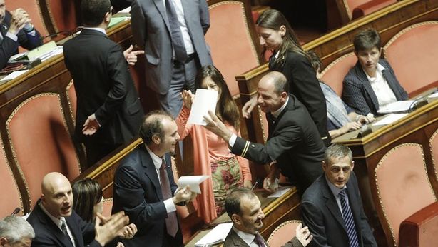Senato in mano agli ultrà, governo incassa la fiducia