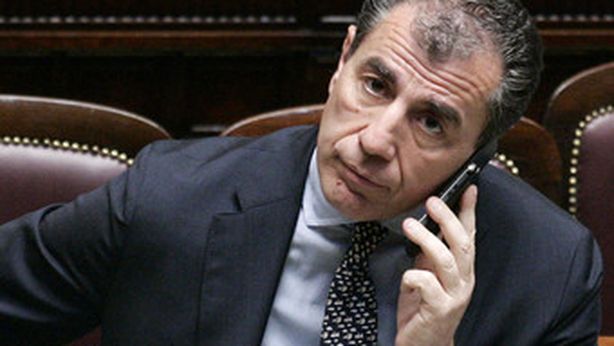 Piazza Affari: tonfo di -3,5%, ai minimi 2011. Il governo trema