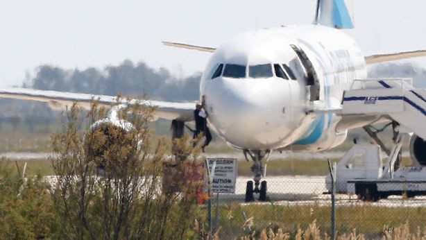 Continua caccia a Aereo EgyptAir. Usa certi: terrorismo
