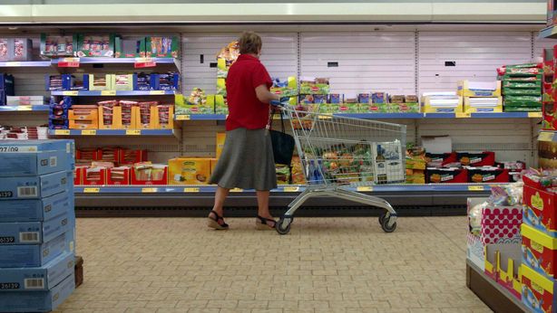 Natale amaro per i consumi. Italiani stringono la cinghia