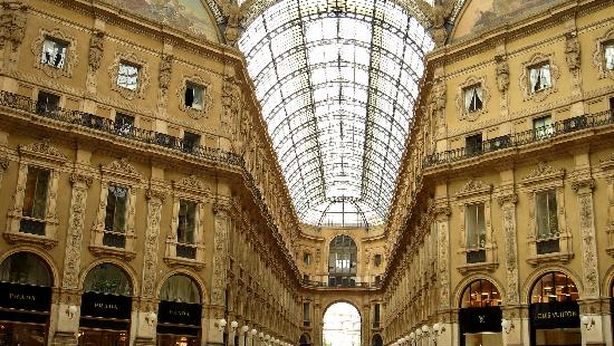 Smiracolo a Milano, una città in svendita