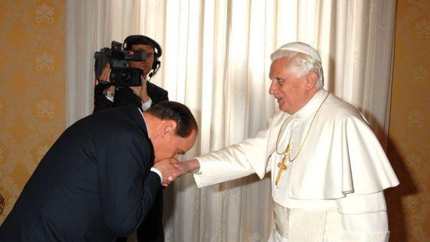 È arrivato il loro momento: anche Ratzinger e Berlusconi su Twitter